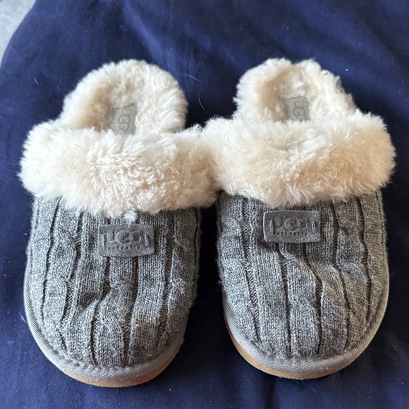 UGG ladies Gray and Cream Knit Slippers - Picture 1 of 4